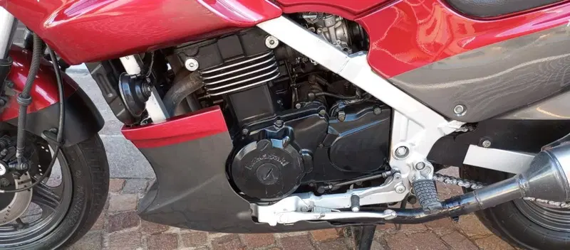 Kawasaki GPZ 500 S (11)