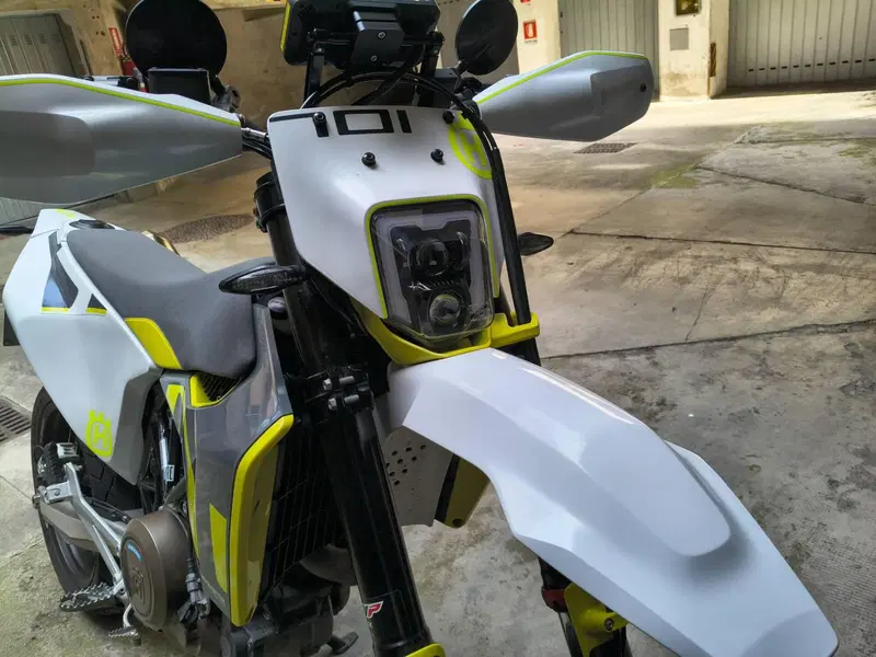 Husqvarna 701 Supermoto (2020) (4)