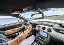 Autoradio obbligatoria sulle auto nuove: via libera UE all’Italia, arrivano antenne FM e DAB+ di serie