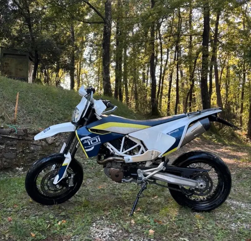 Husqvarna 701 Supermoto (2016)