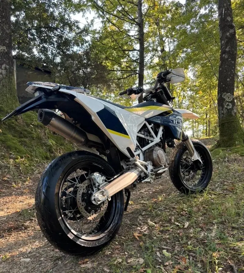 Husqvarna 701 Supermoto (2016) (2)