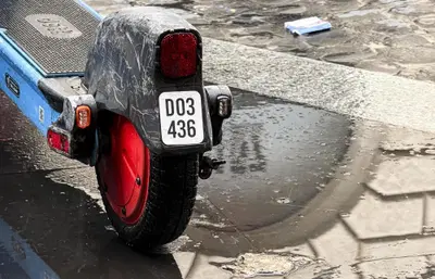 Monopattini elettrici, targa obbligatoria: dal caos di Torino alle prime multe di Bari, l'Italia fa i conti con le nuove regole
