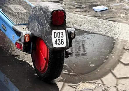 Monopattini elettrici, targa obbligatoria: dal caos di Torino alle prime multe di Bari, l'Italia fa i conti con le nuove regole
