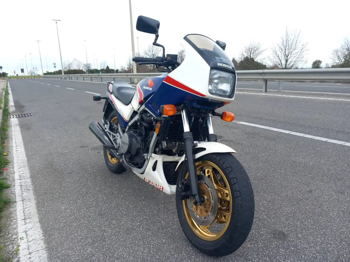 Honda Vf 750 f (4)