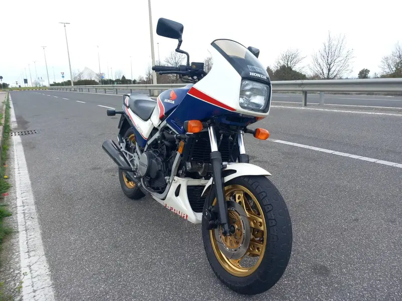 Honda Vf 750 f (4)