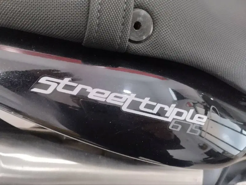 Triumph Street Triple R (2009 - 12) (5)