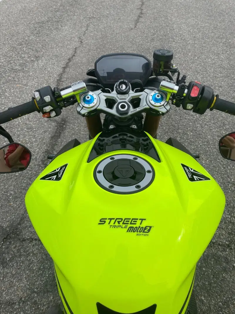 Triumph Street Triple 765 Moto2 Edition (2023 - 24) (2)