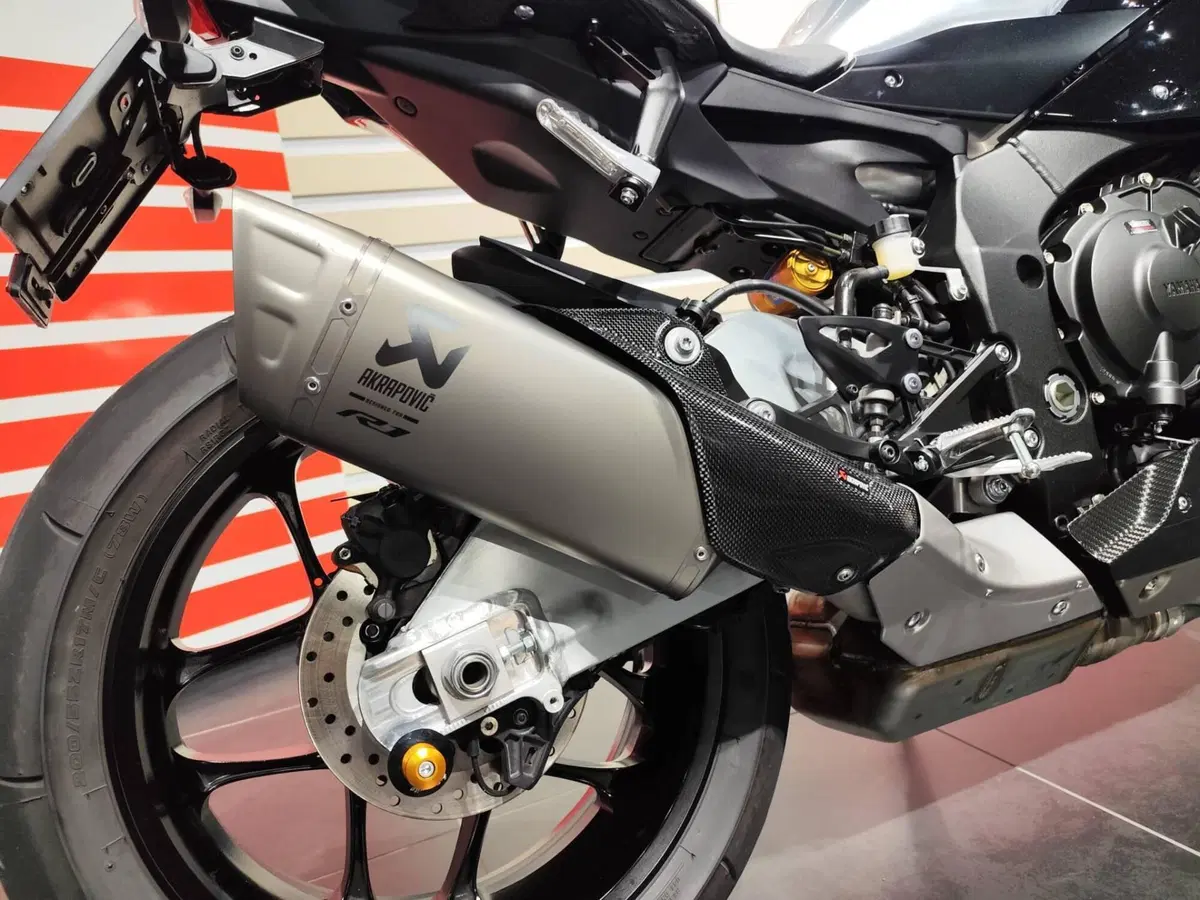 Yamaha YZF R1M (2020 - 25) (2)