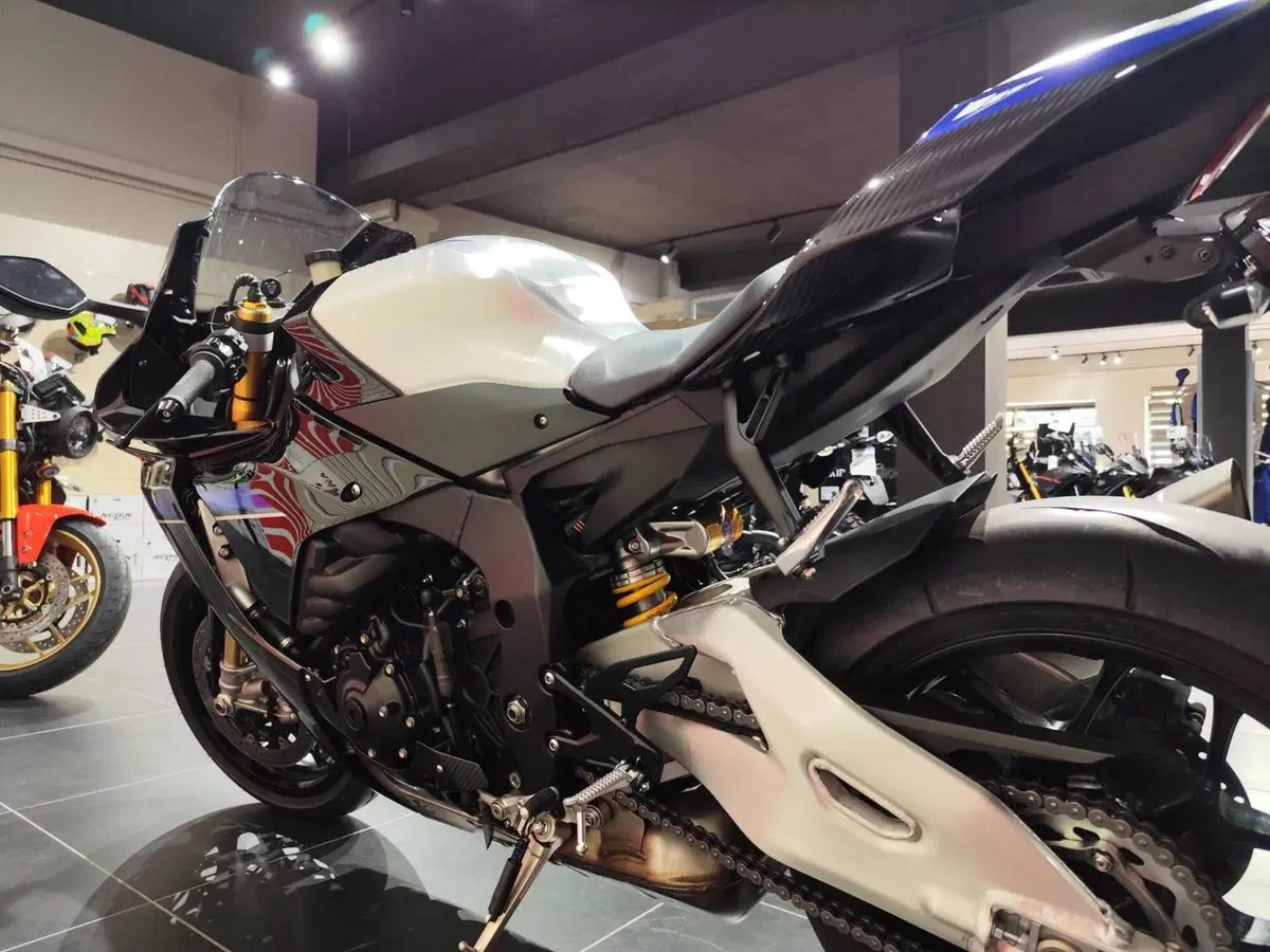 Yamaha YZF R1M (2020 - 25) (10)
