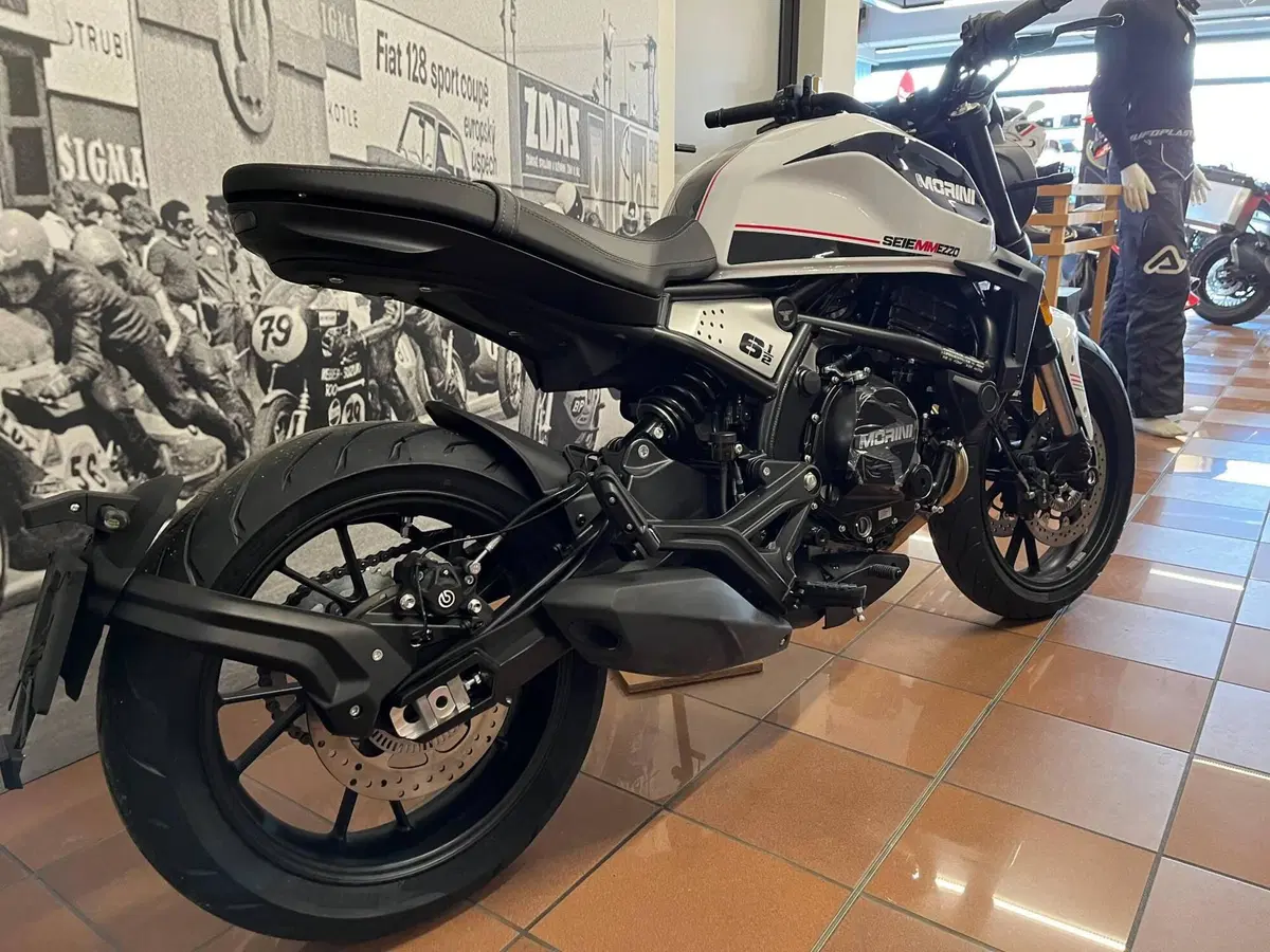 Moto Morini SEIEMMEZZO STR (2022 - 26)