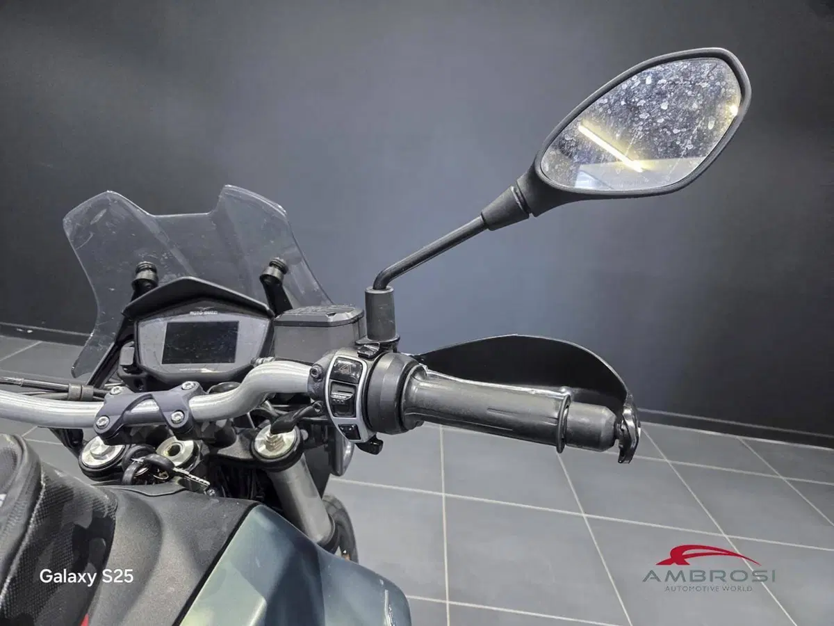 Moto Guzzi V85 TT (2021 - 23) (3)