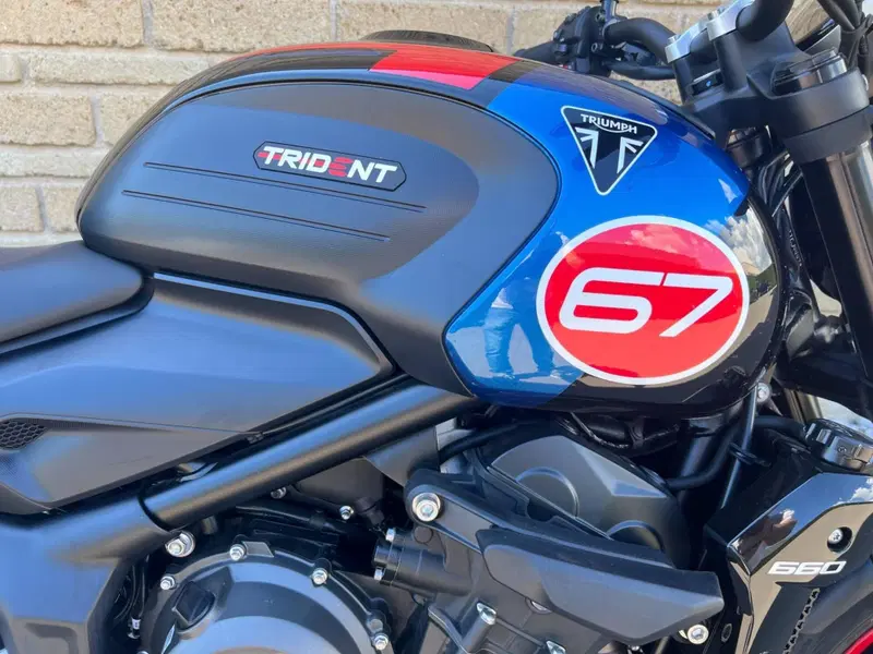 Triumph Trident 660 Triple Tribute Edition (2025 - 26) (4)