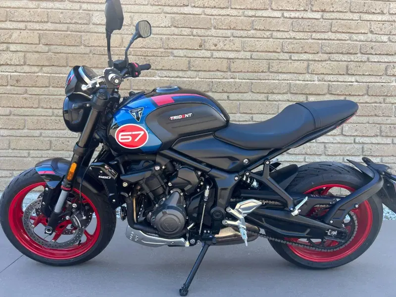 Triumph Trident 660 Triple Tribute Edition (2025 - 26) (12)