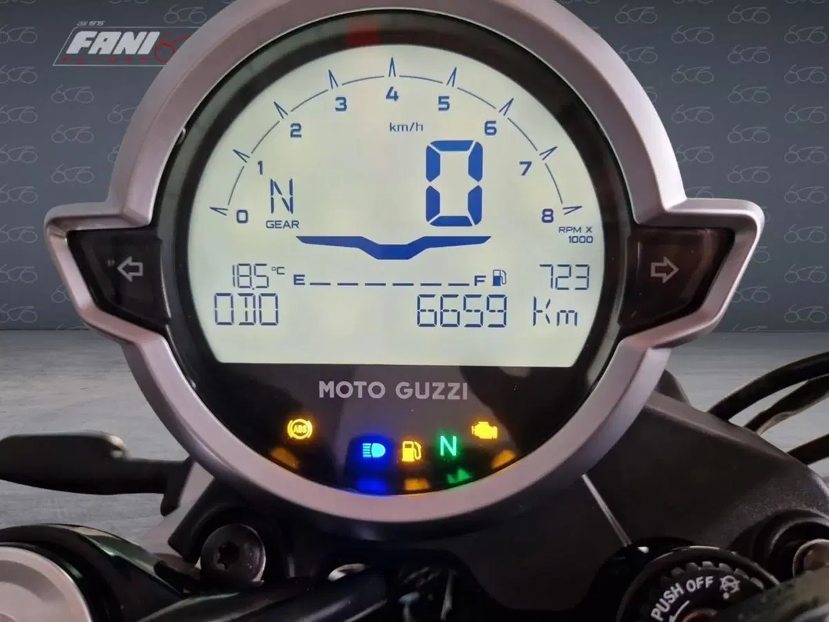 Moto Guzzi V7 Sport (2025 - 26) (5)