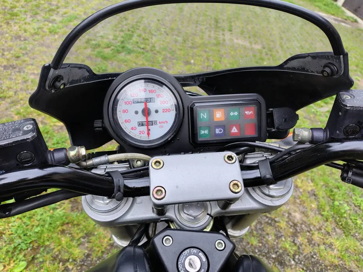Ducati Monster 750 Dark (1999 - 02) (2)