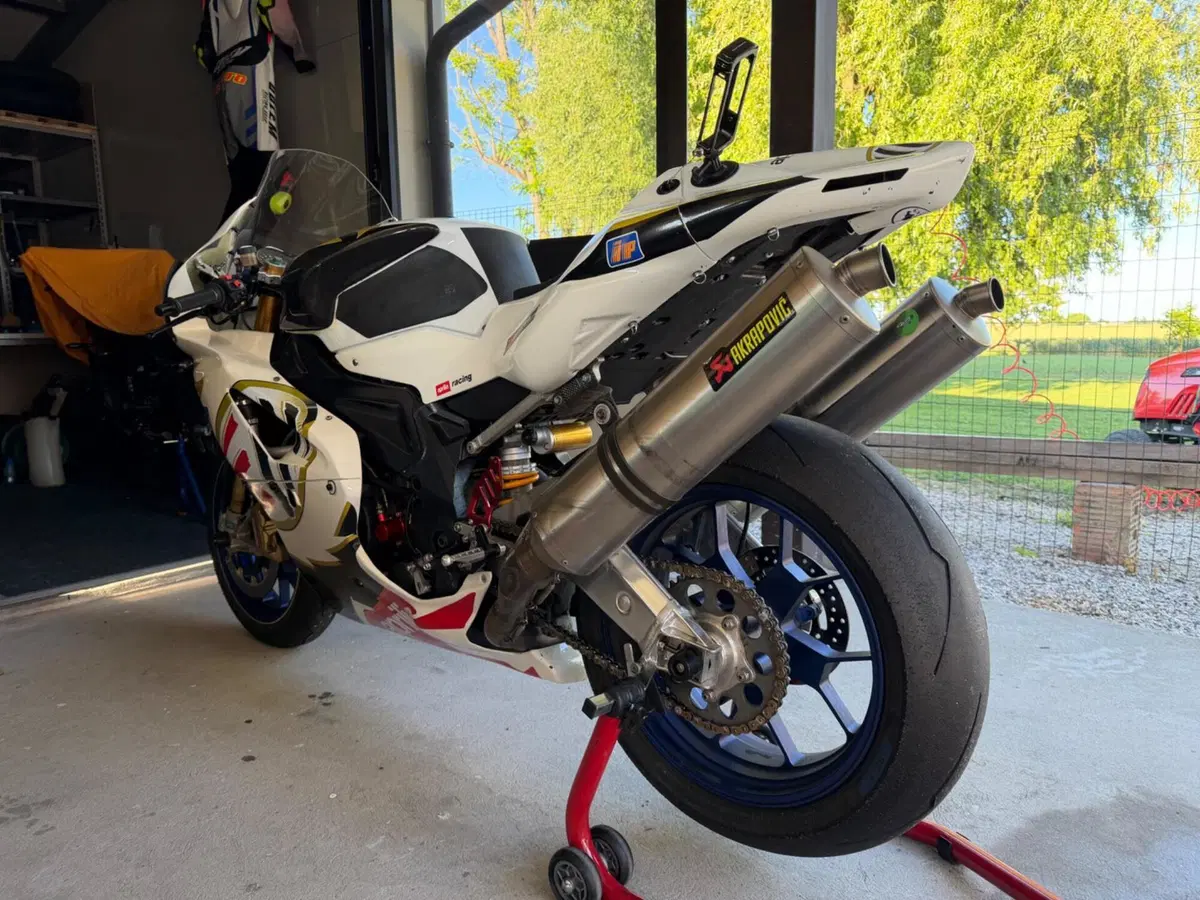 Aprilia RSV 1000 R Factory (2004 - 05) (5)