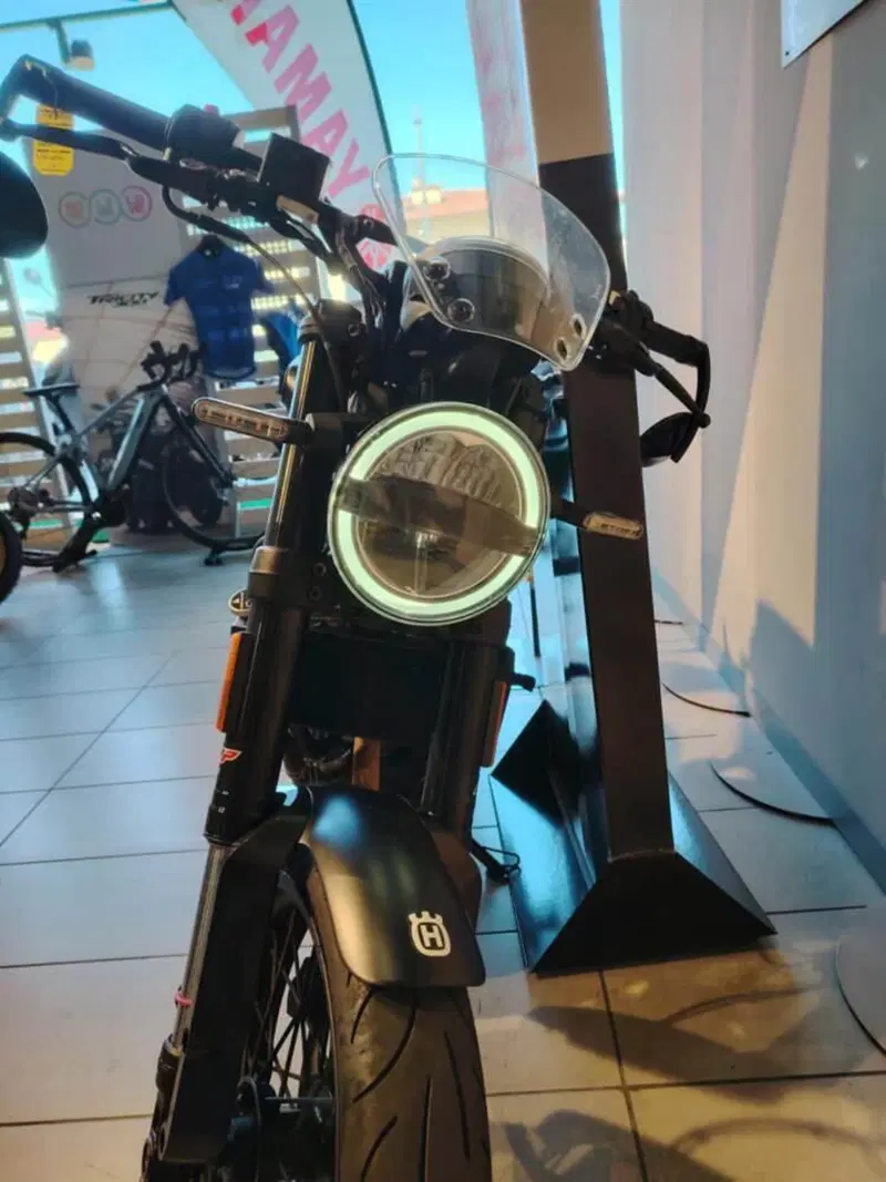 Husqvarna Svartpilen 125 (2021 - 23) (3)