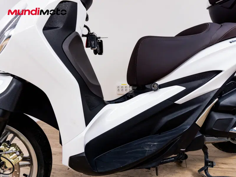 Piaggio Beverly 300 Hpe (2021) (9)