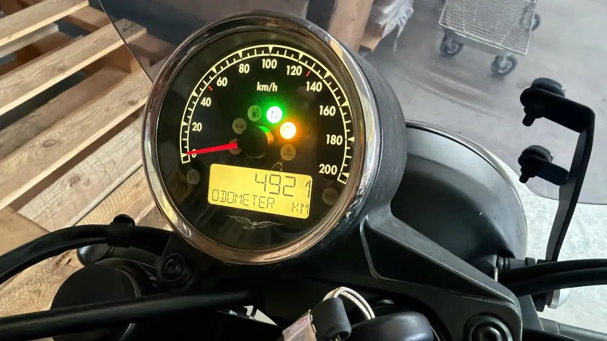 Moto Guzzi V7 III Carbon (2018 - 20) (2)