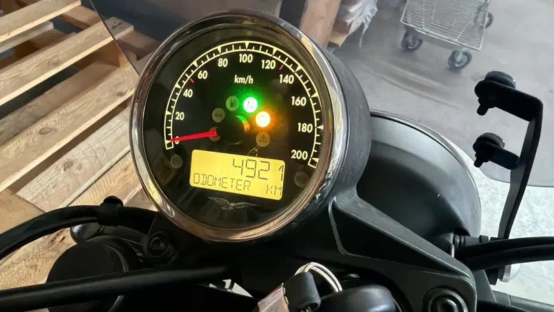 Moto Guzzi V7 III Carbon (2018 - 20) (2)