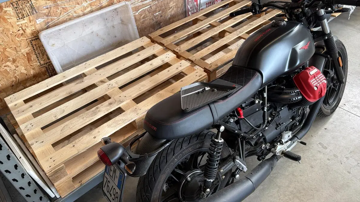 Moto Guzzi V7 III Carbon (2018 - 20) (3)