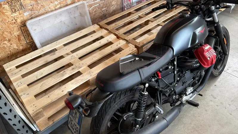 Moto Guzzi V7 III Carbon (2018 - 20) (3)