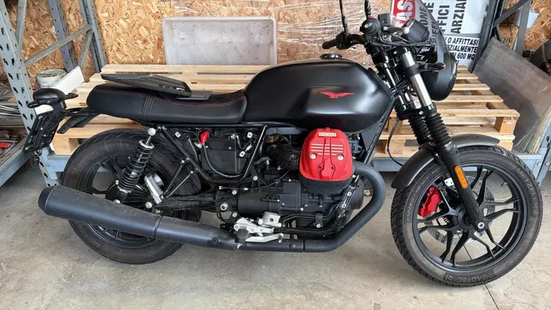 Moto Guzzi V7 III Carbon (2018 - 20) (4)