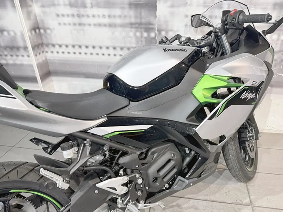 Kawasaki Ninja e-1 (2024 - 26) (4)