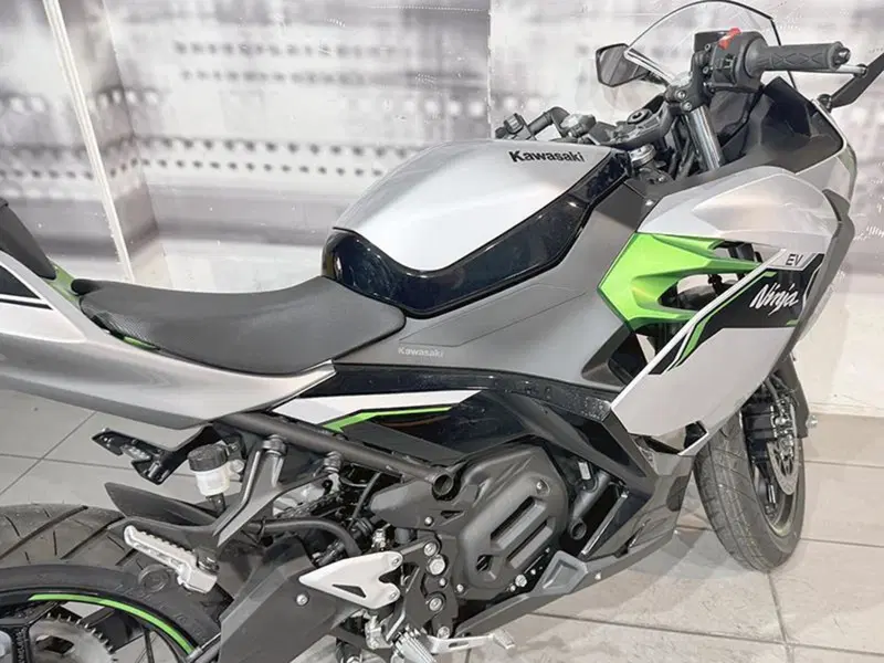 Kawasaki Ninja e-1 (2024 - 26) (4)