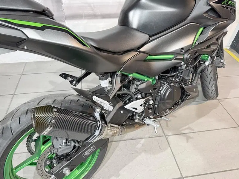 Kawasaki Z 500 SE (2024 - 26) (4)