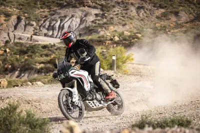 TEST Ducati DesertX 2026: esagerata su qualsiasi fondo. Caratteristiche e prezzo ma, soprattutto, come va, in strada e in offroad [VIDEO]