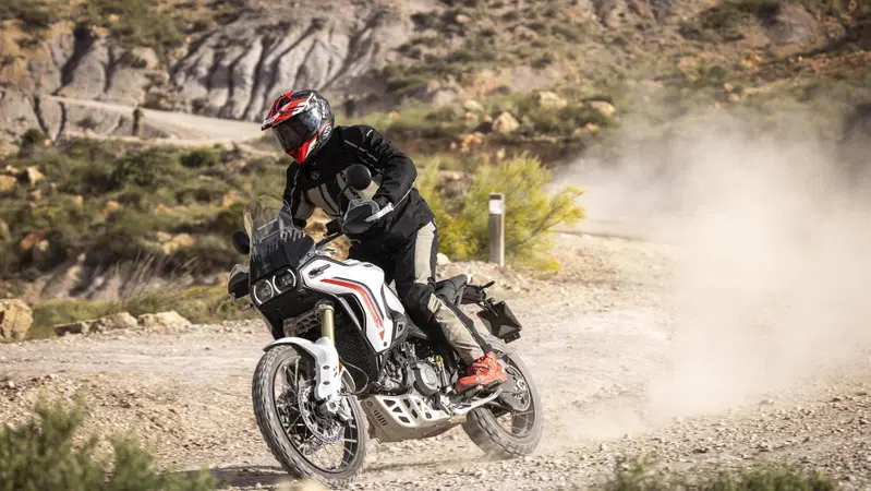 TEST Ducati DesertX 2026: esagerata su qualsiasi fondo. Caratteristiche e prezzo ma, soprattutto, come va, in strada e in offroad [VIDEO]