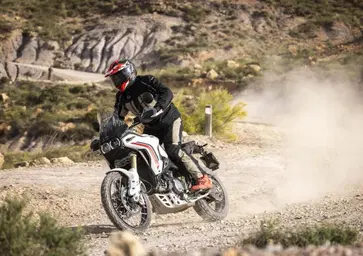 TEST Ducati DesertX 2026: esagerata su qualsiasi fondo. Caratteristiche e prezzo ma, soprattutto, come va, in strada e in offroad [VIDEO]