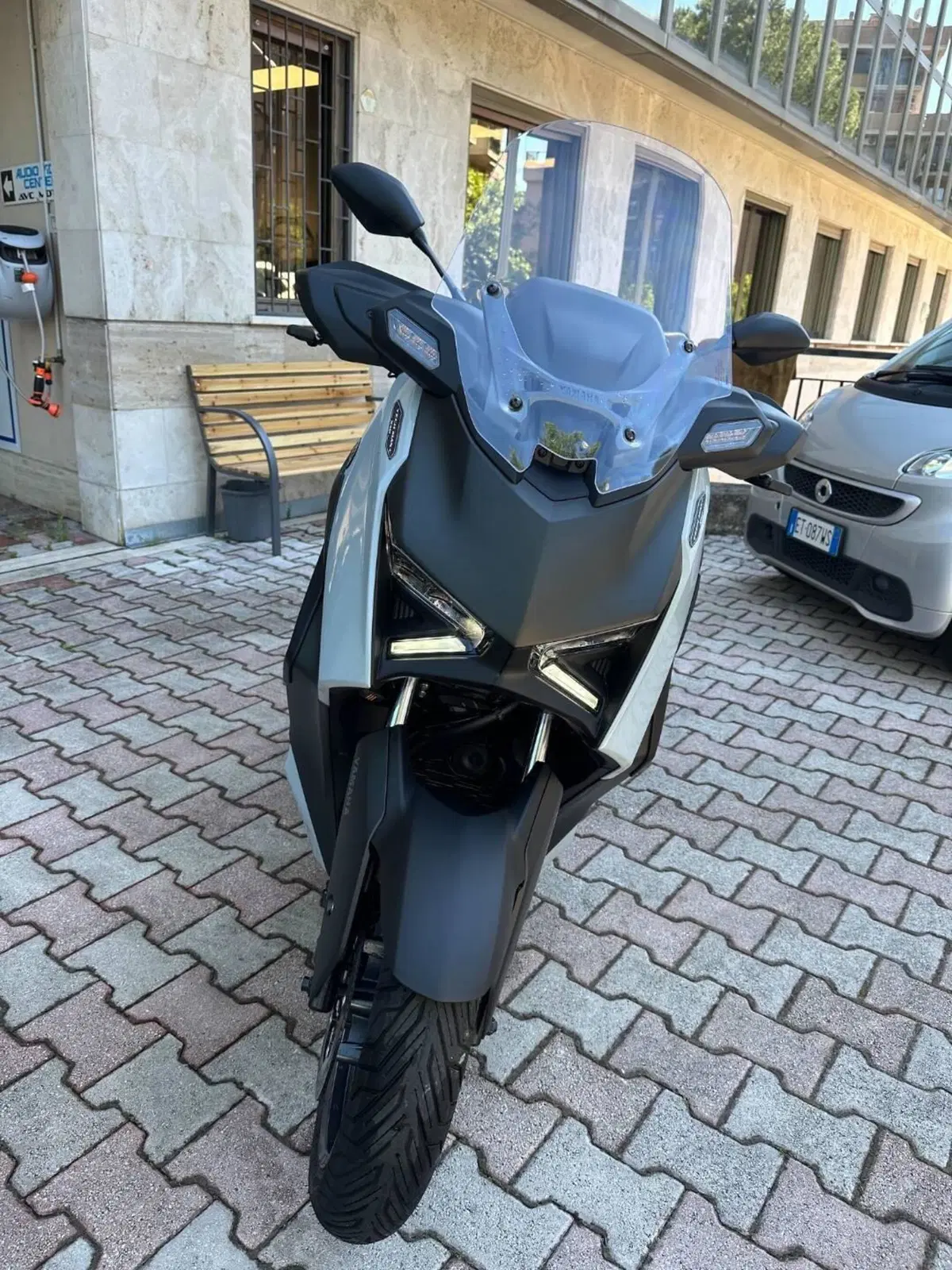 Yamaha X-Max 300 Tech Max+ (2025 - 26) (2)