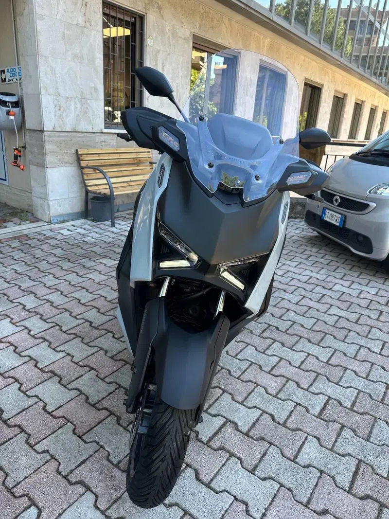 Yamaha X-Max 300 Tech Max+ (2025 - 26) (2)