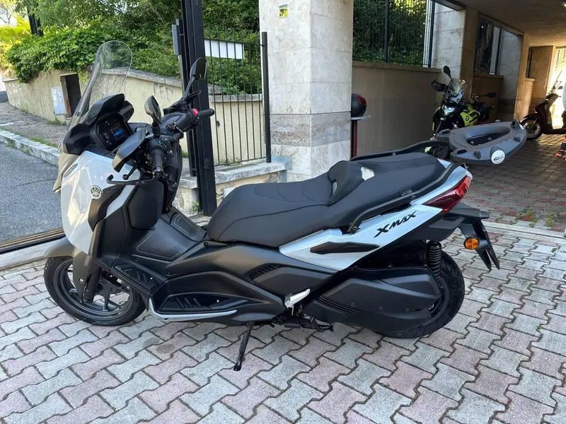 Yamaha X-Max 300 Tech Max+ (2025 - 26) (4)