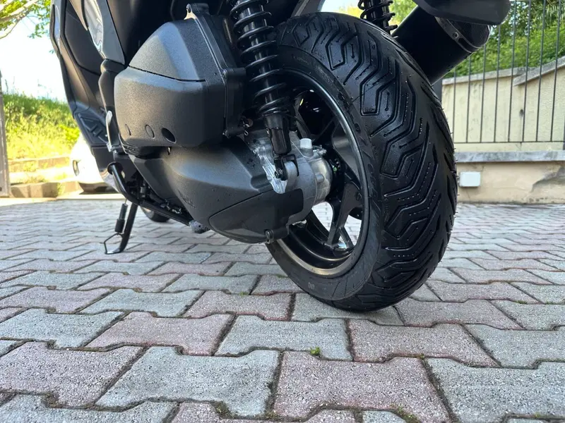 Yamaha X-Max 300 Tech Max+ (2025 - 26) (9)