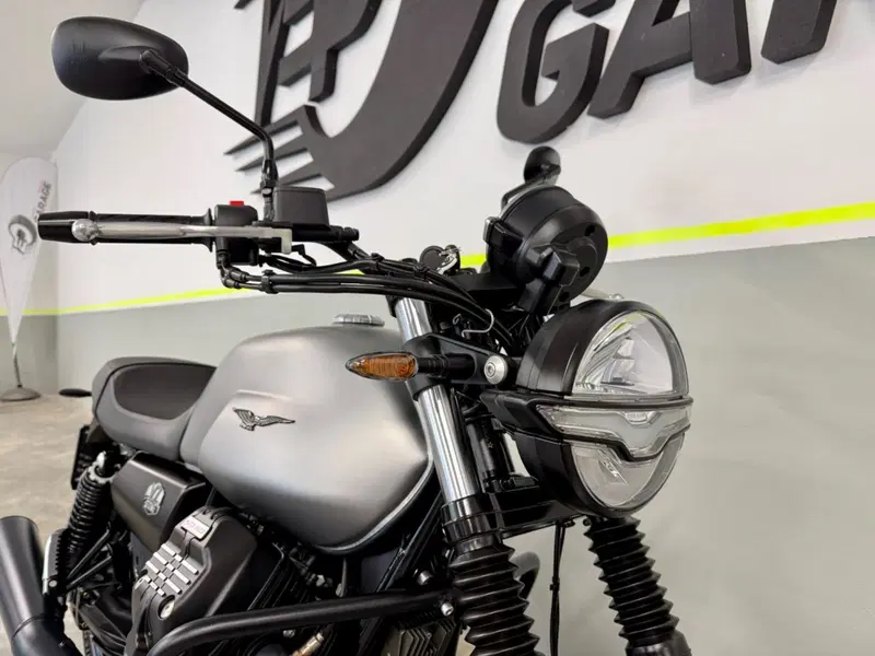 Moto Guzzi V7 Stone (2021 - 24) (3)