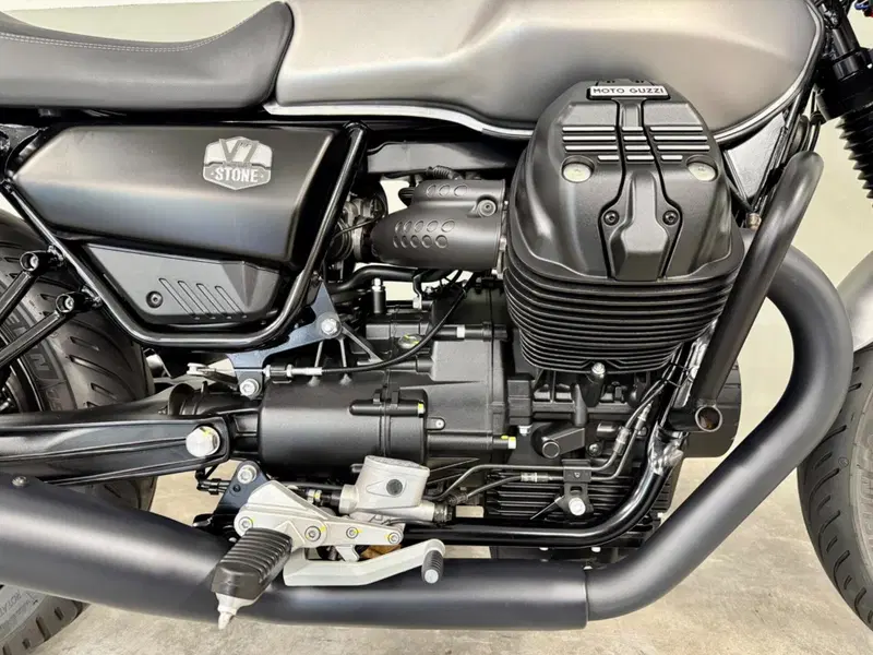 Moto Guzzi V7 Stone (2021 - 24) (6)