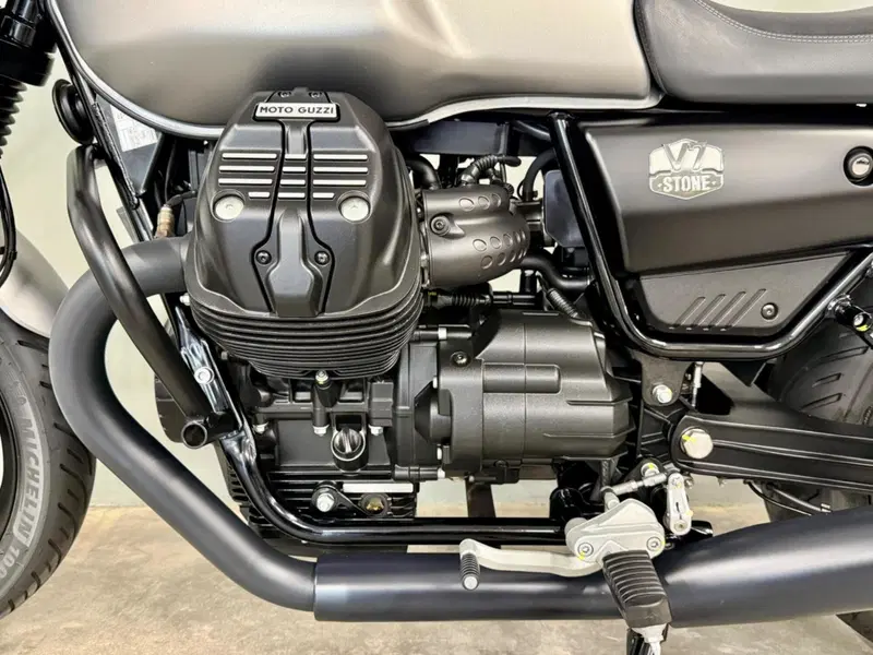 Moto Guzzi V7 Stone (2021 - 24) (12)