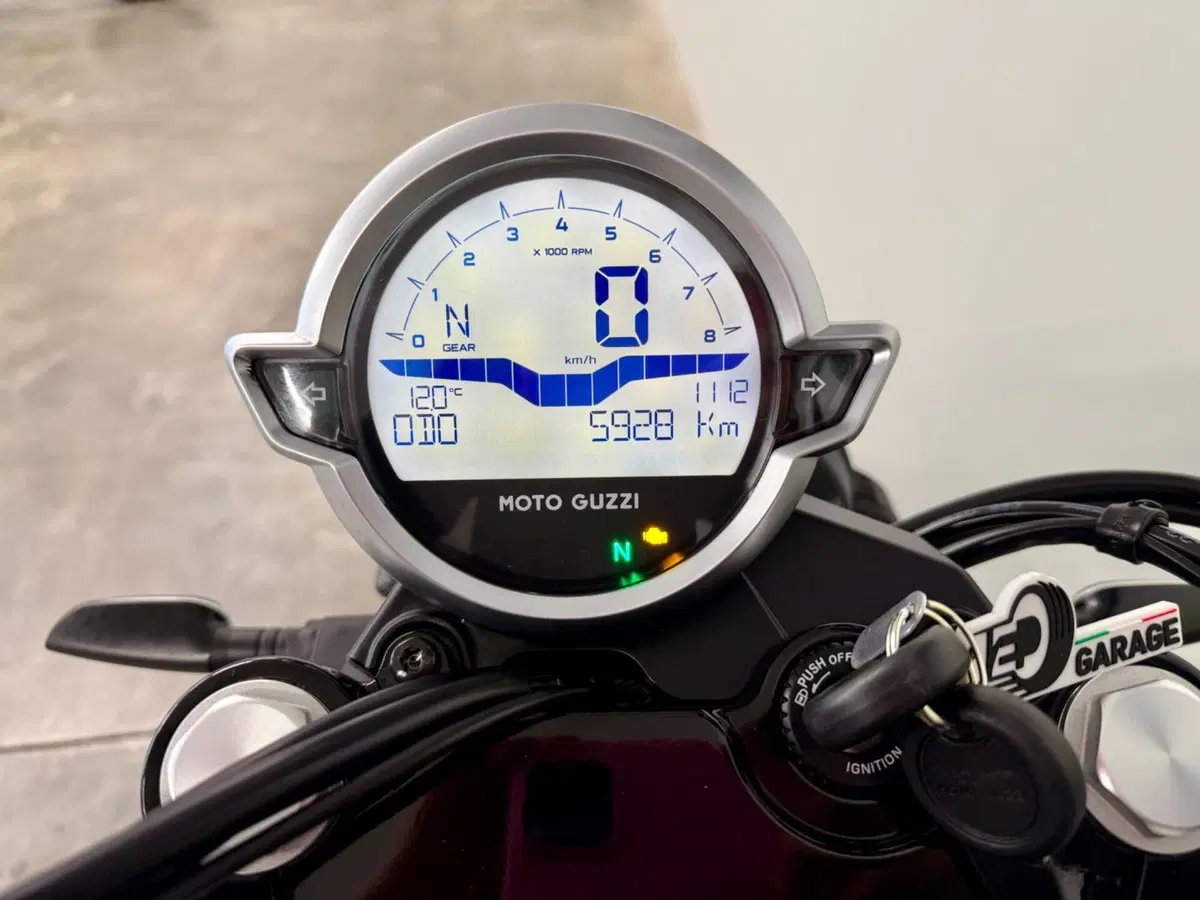 Moto Guzzi V7 Stone (2021 - 24) (14)