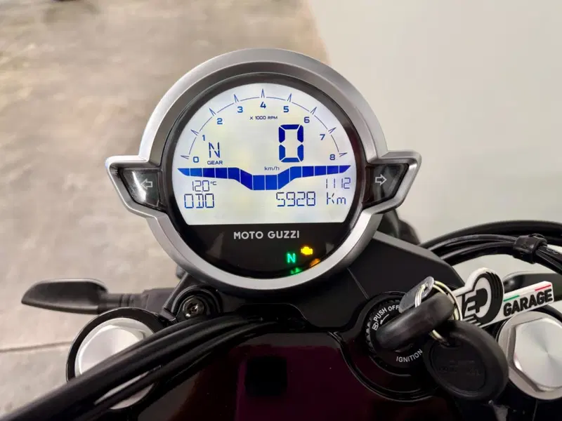 Moto Guzzi V7 Stone (2021 - 24) (14)