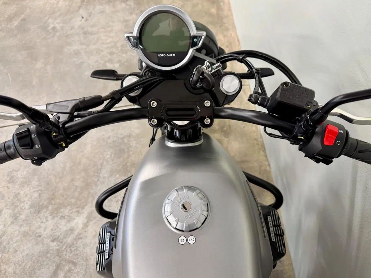 Moto Guzzi V7 Stone (2021 - 24) (15)