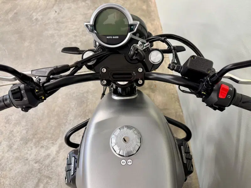 Moto Guzzi V7 Stone (2021 - 24) (15)