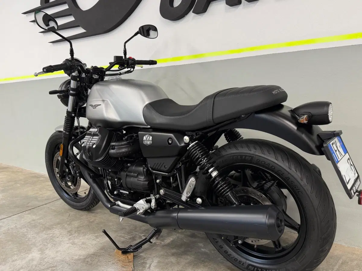 Moto Guzzi V7 Stone (2021 - 24) (13)