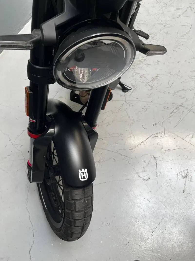Husqvarna Svartpilen 125 (2021 - 23) (6)