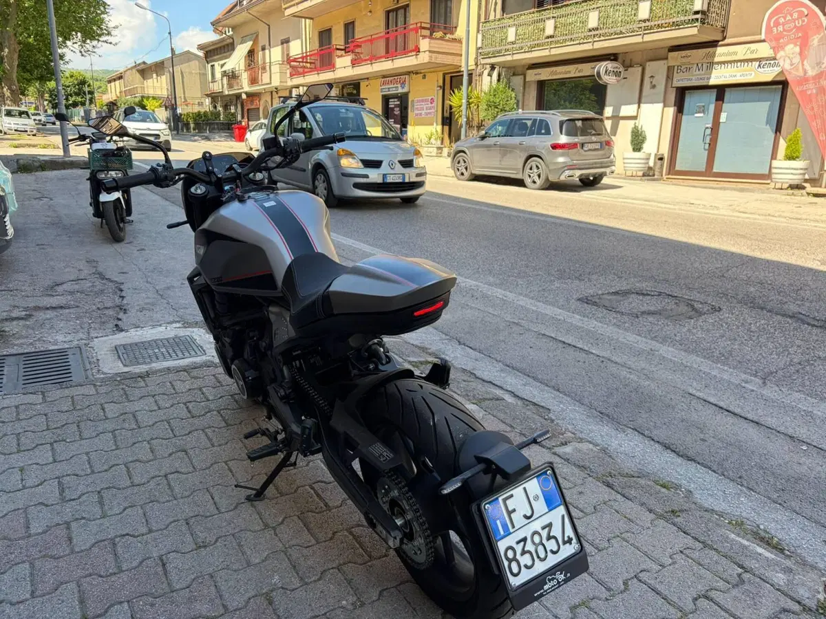 Moto Morini SEIEMMEZZO STR (2022 - 26) (4)