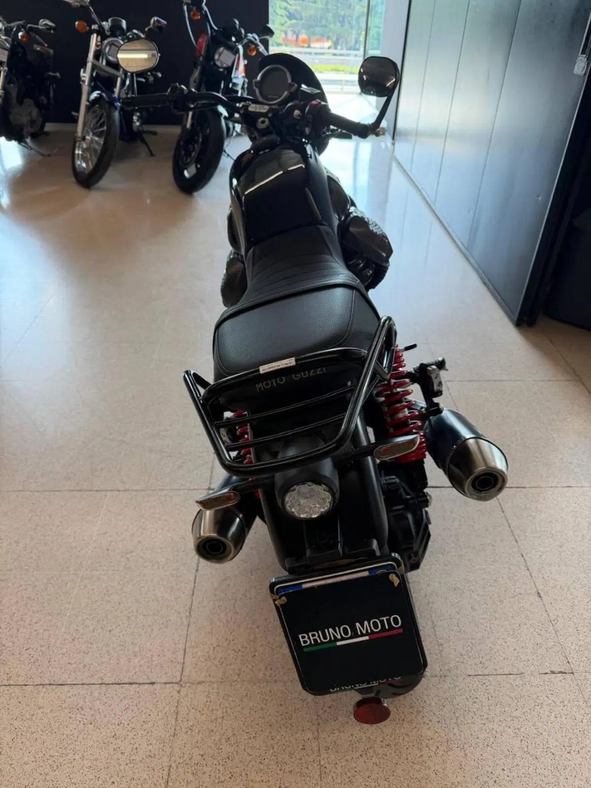 Moto Guzzi V7 Stone Special Edition (2022 - 25) (2)