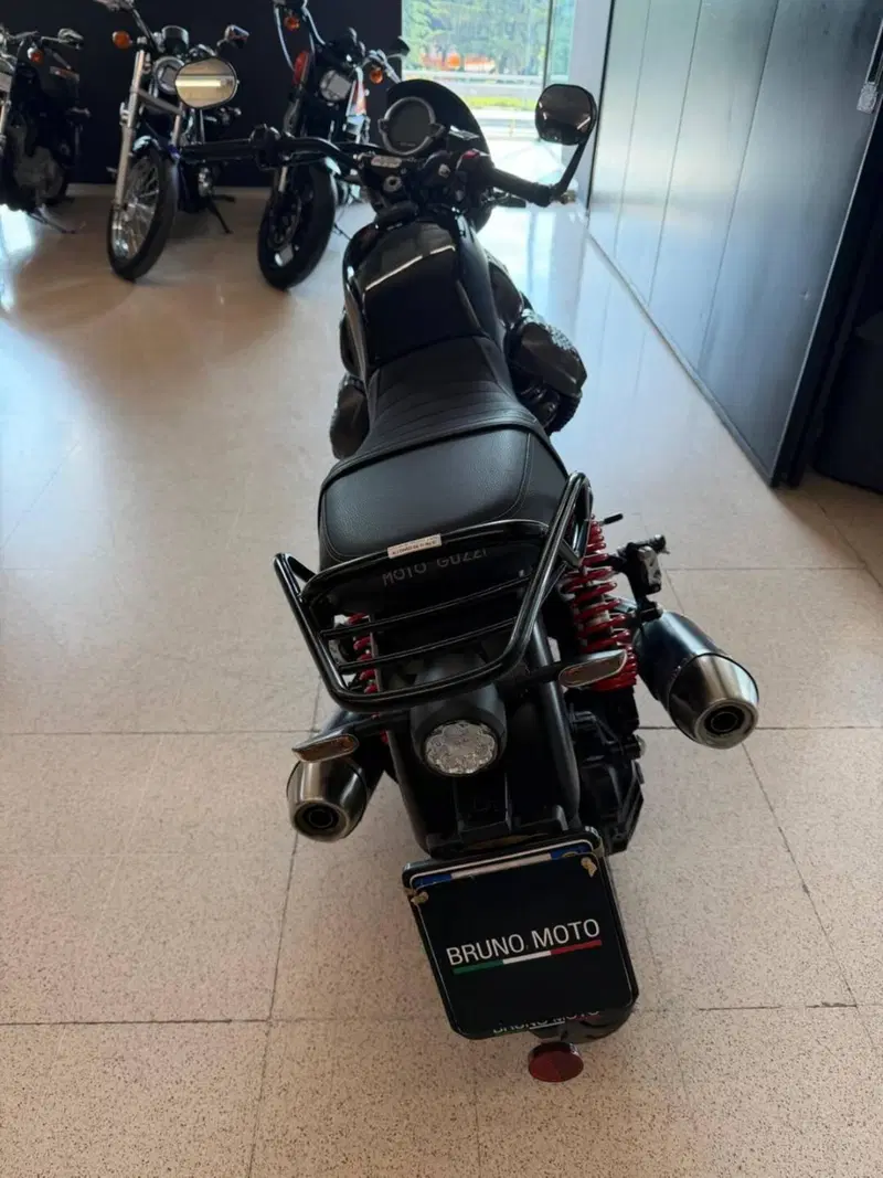 Moto Guzzi V7 Stone Special Edition (2022 - 25) (2)
