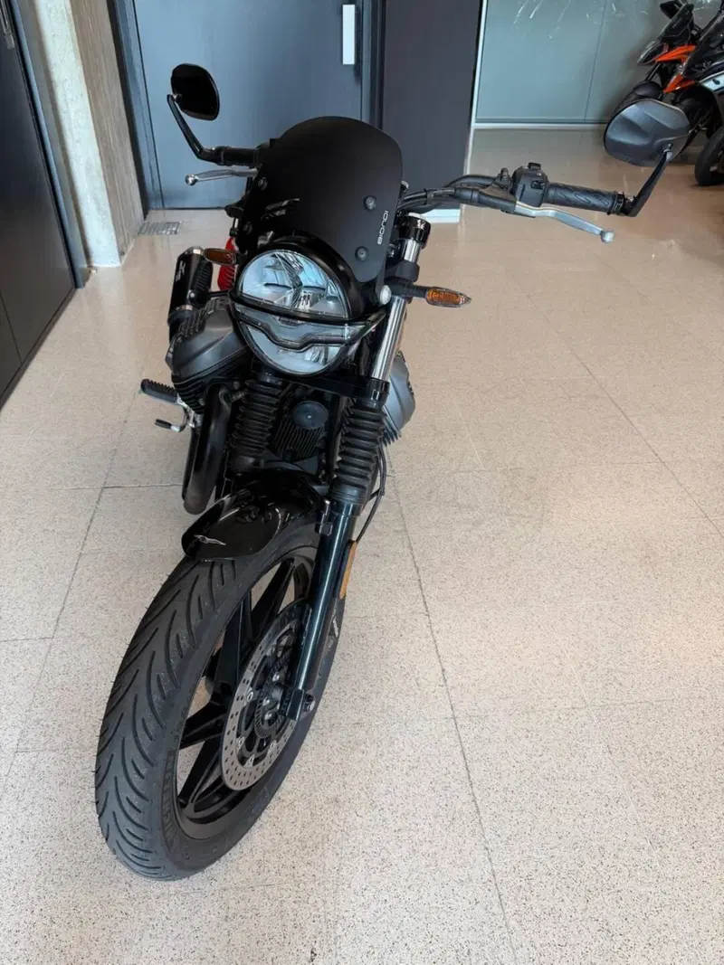 Moto Guzzi V7 Stone Special Edition (2022 - 25) (4)